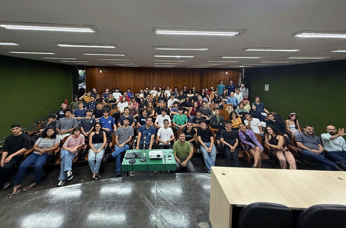 Equipe reunida durante homenagem no Auditório Demartin Bizerra